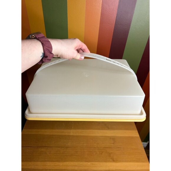 Vintage Tupperware plastic container kitchen golden harvest cake rectangle - Picture 2 of 6